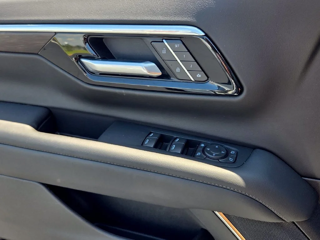 Used 2026 Summit White Chevrolet LT image 29