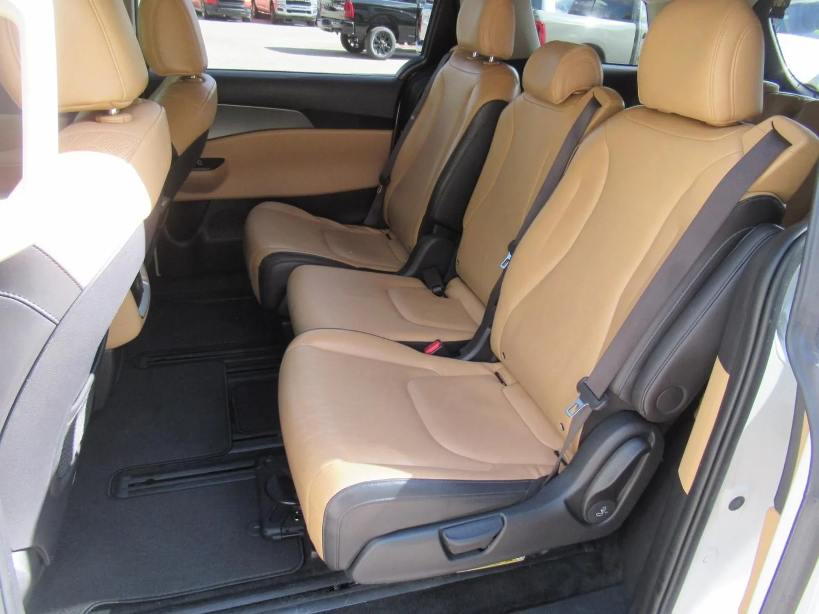 Used 2024 White Kia LX image 33