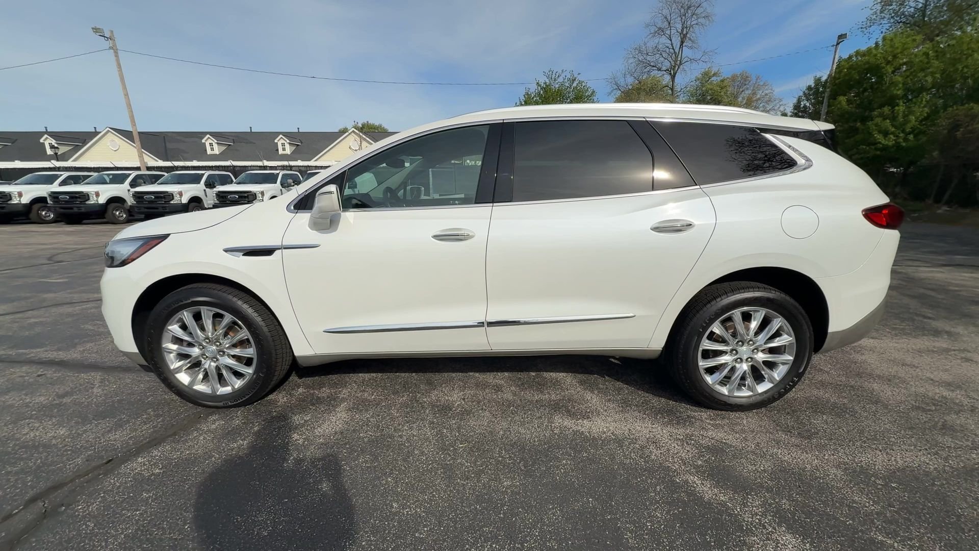 Used 2018 White Frost Tricoat Buick Essence image 38
