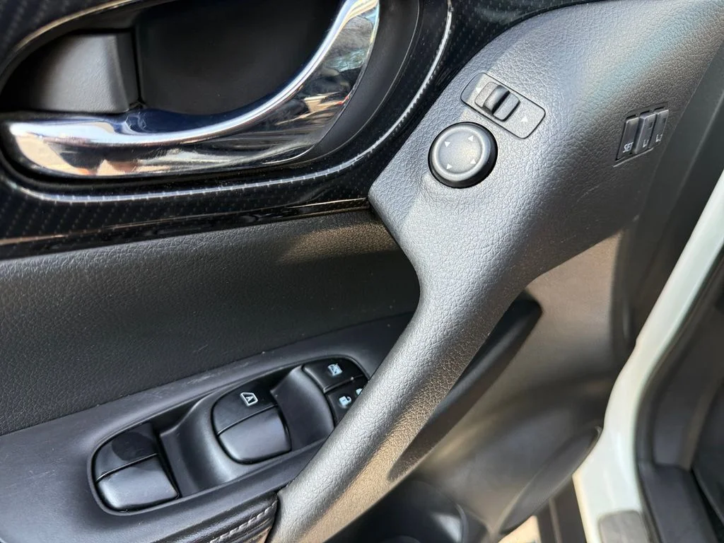 Used 2018 White Nissan SL image 30
