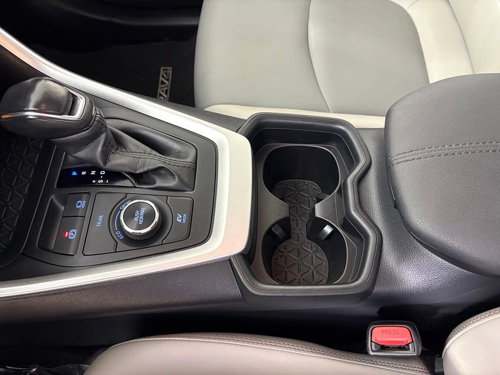 Used 2021 White Toyota XLE Premium image 31