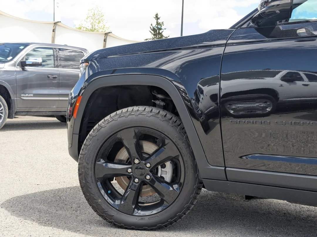 Certified Used 2025 Black Jeep Limited - - 4x4 - Luxury Tech II - Black Pkg - Command View Sunroof - Leather & More! image 9