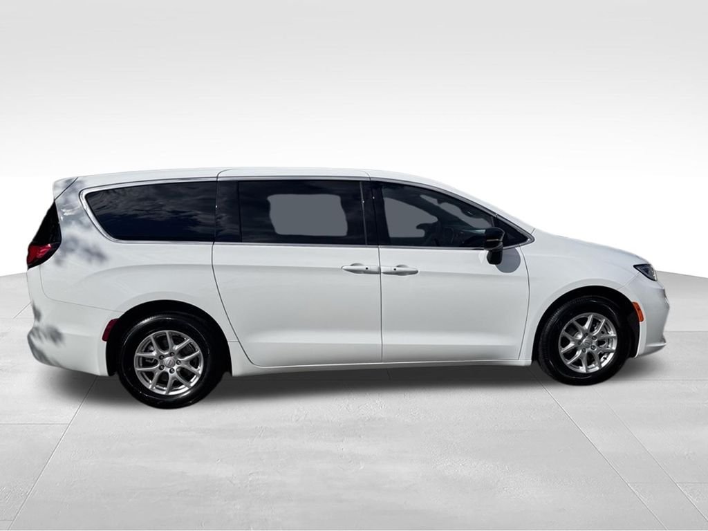 Used 2025 White Chrysler Select image 8