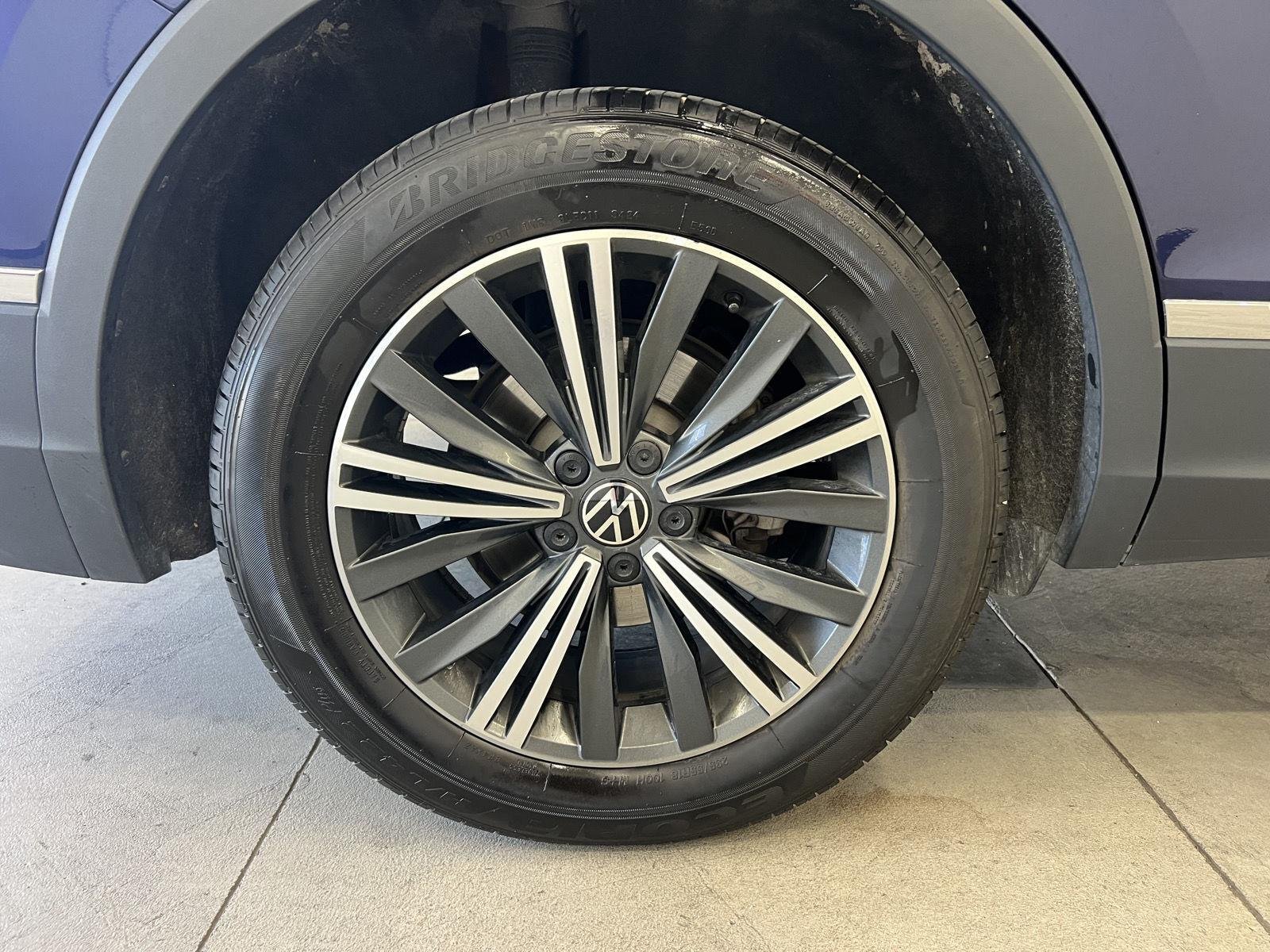 Used 2024 Atlantic Blue Metallic Volkswagen SE image 9