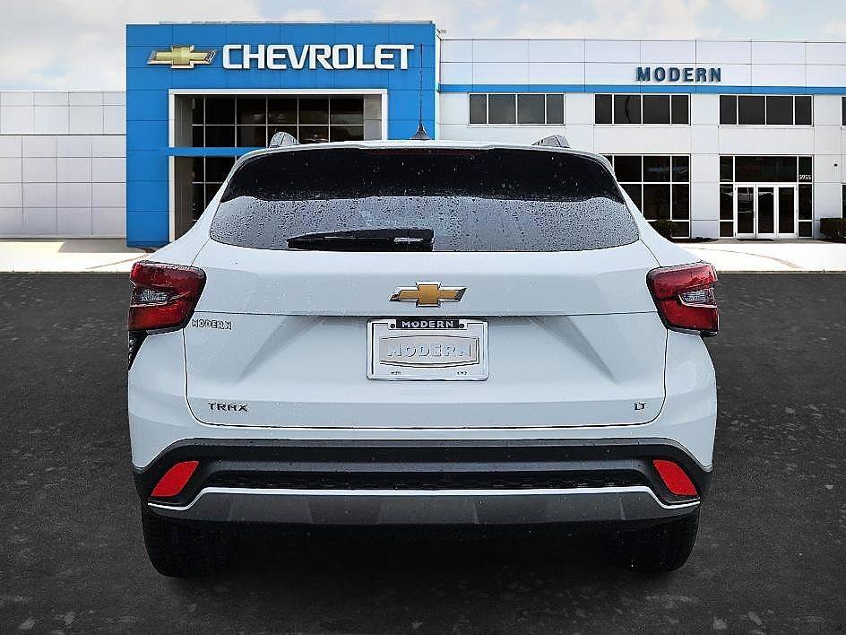 Used 2026 Summit White Chevrolet LT image 4