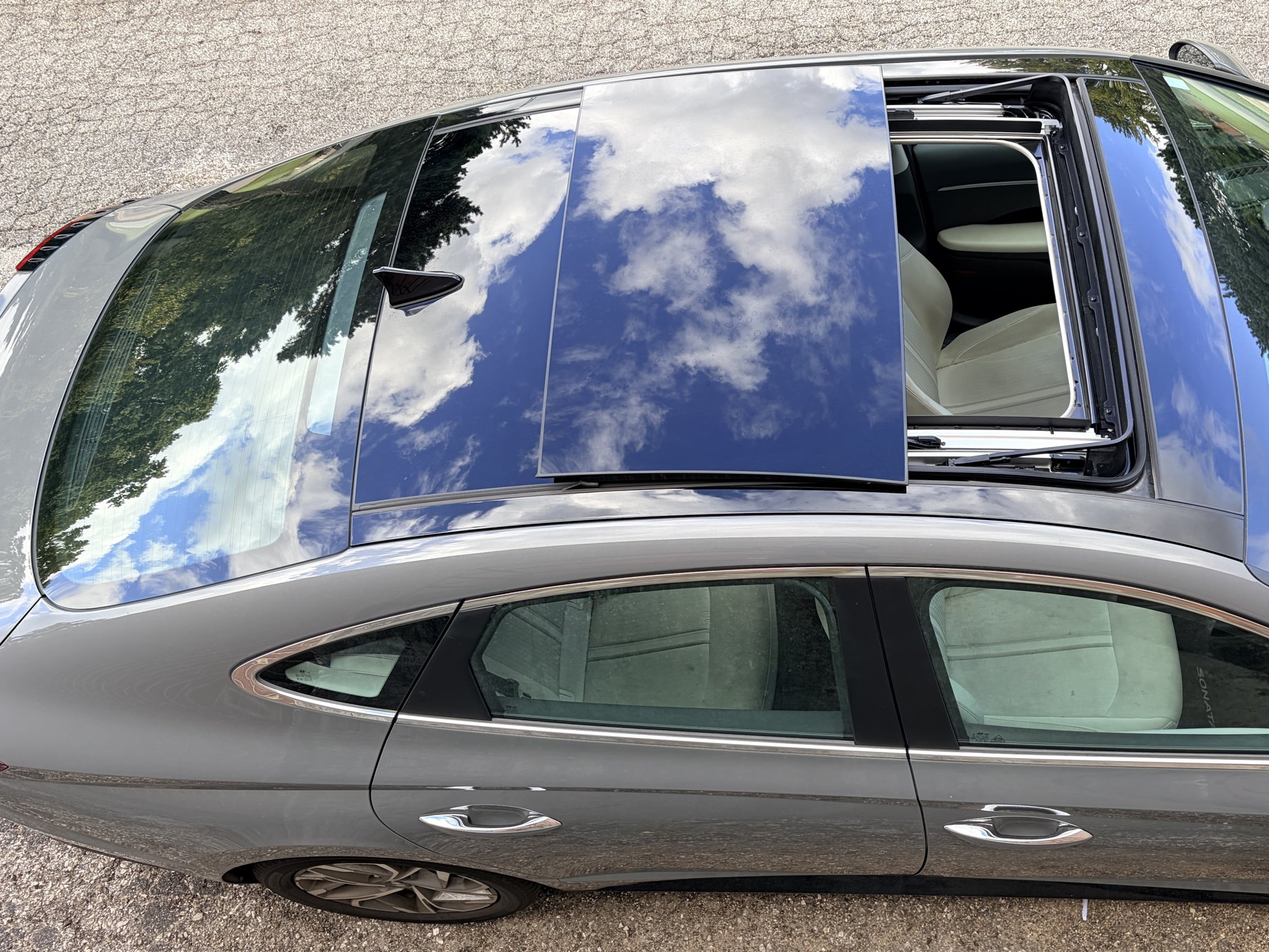 Used 2022 Hampton Gray Hyundai SEL image 9