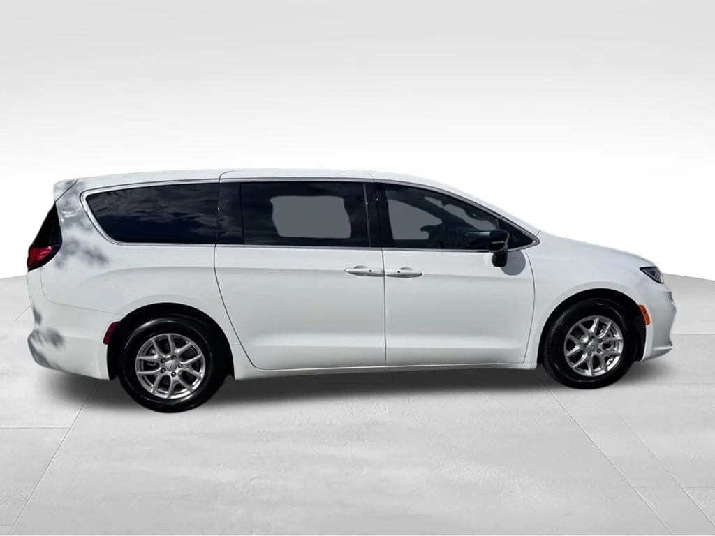 Used 2025 White Chrysler Select image 8