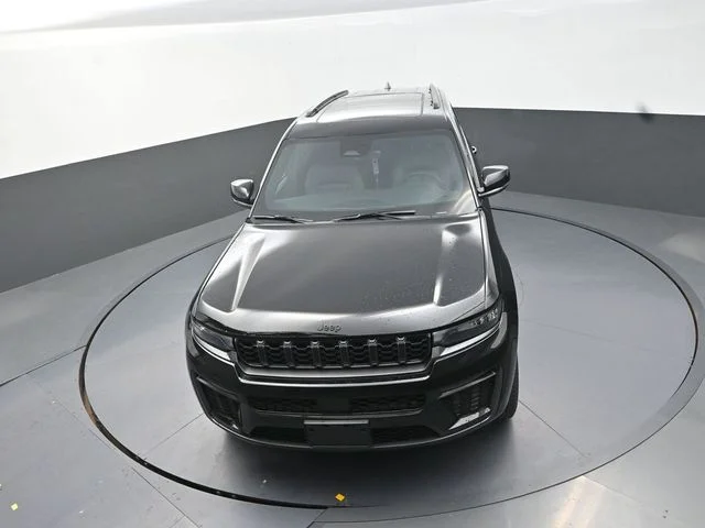 New 2026 Diamond Black Crystal Pearlcoat Jeep Limited image 12