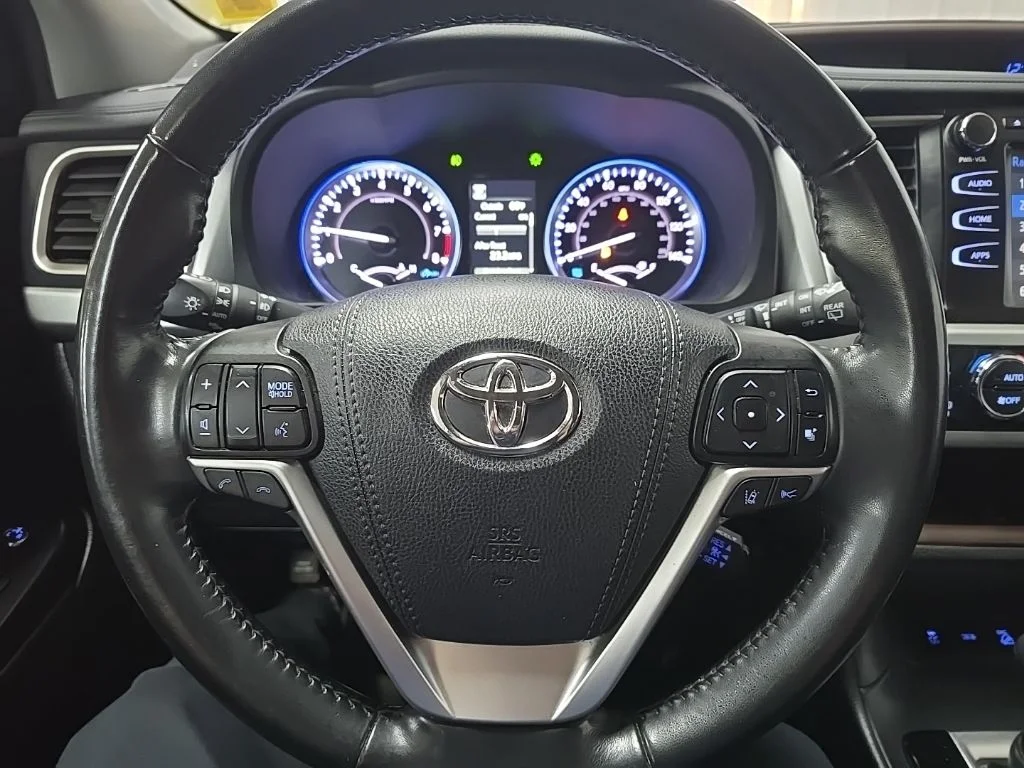 Used 2019 Silver Toyota XLE image 19