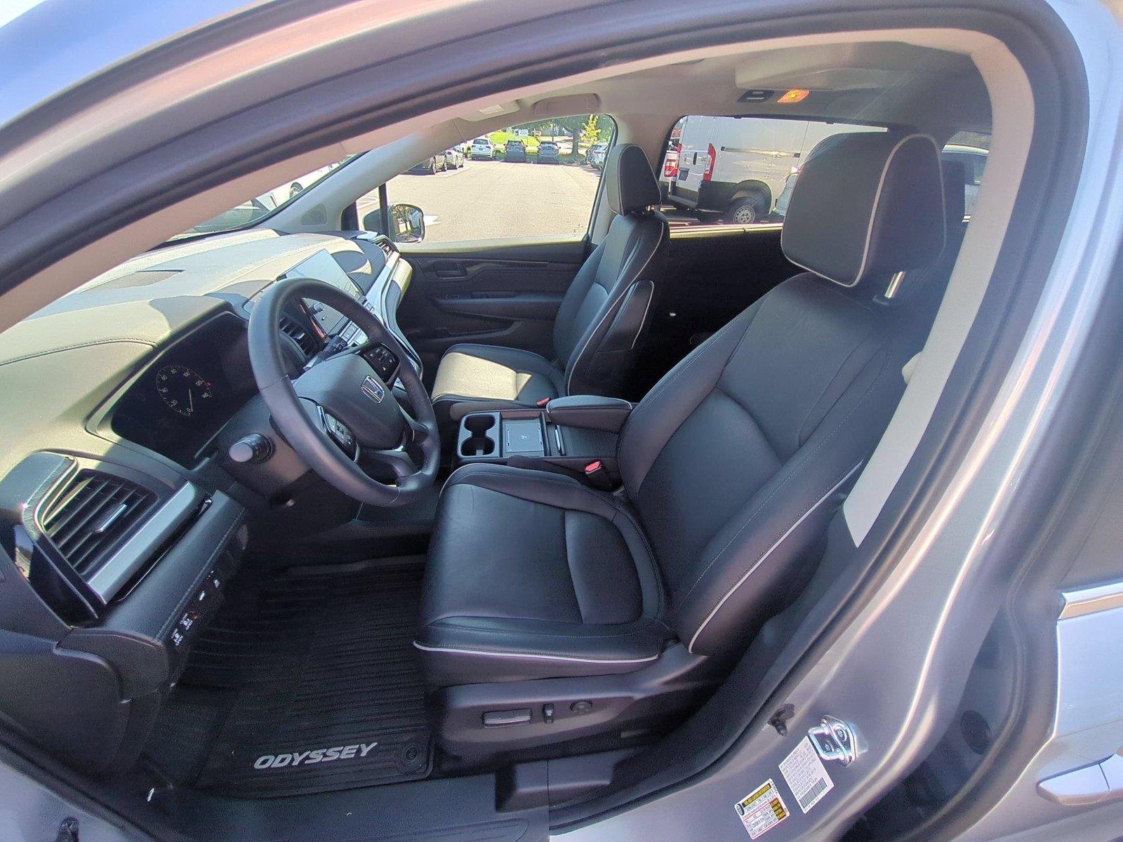 Used 2025 Solar Silver Metallic Honda Touring image 18