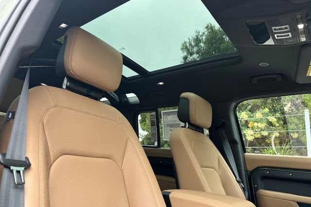 New 2026 Woolstone Green Land Rover X-Dynamic SE image 15