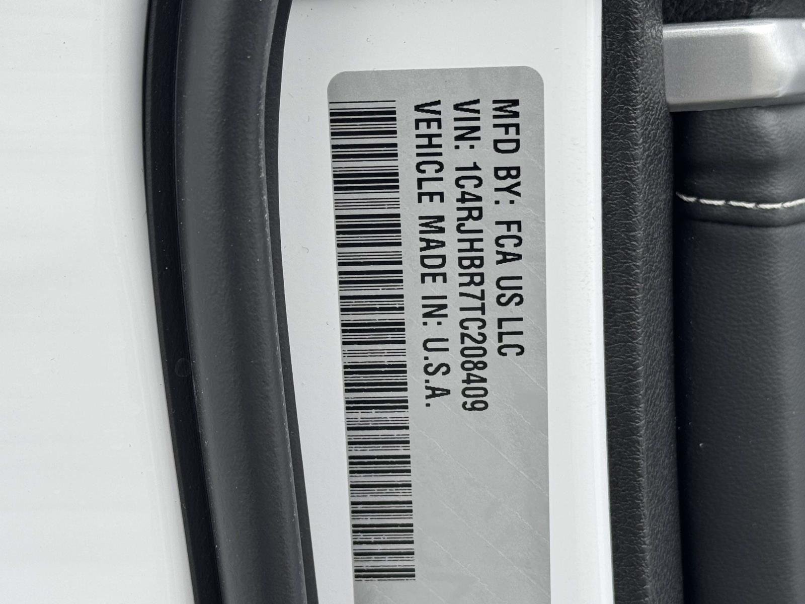 New 2026 Bright White Clear-Coat Exterior Paint Jeep Limited Reserve image 26
