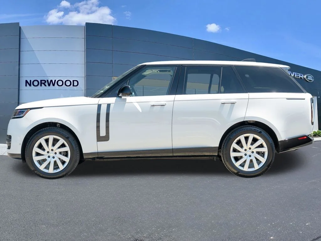 Used 2025 White Land Rover SE image 7