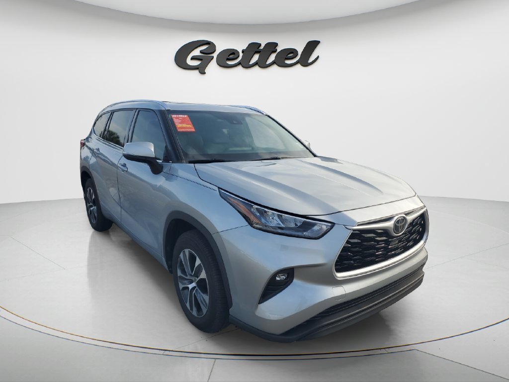 Used 2020 Silver Toyota XLE image 2