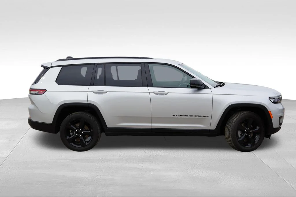 Certified Used 2023 Silver Jeep Altitude image 3