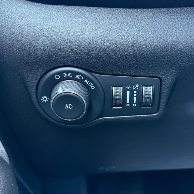 Used 2024 White Jeep Latitude image 22