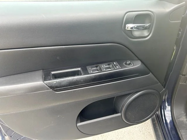 Used 2017 Blue Jeep Latitude image 10