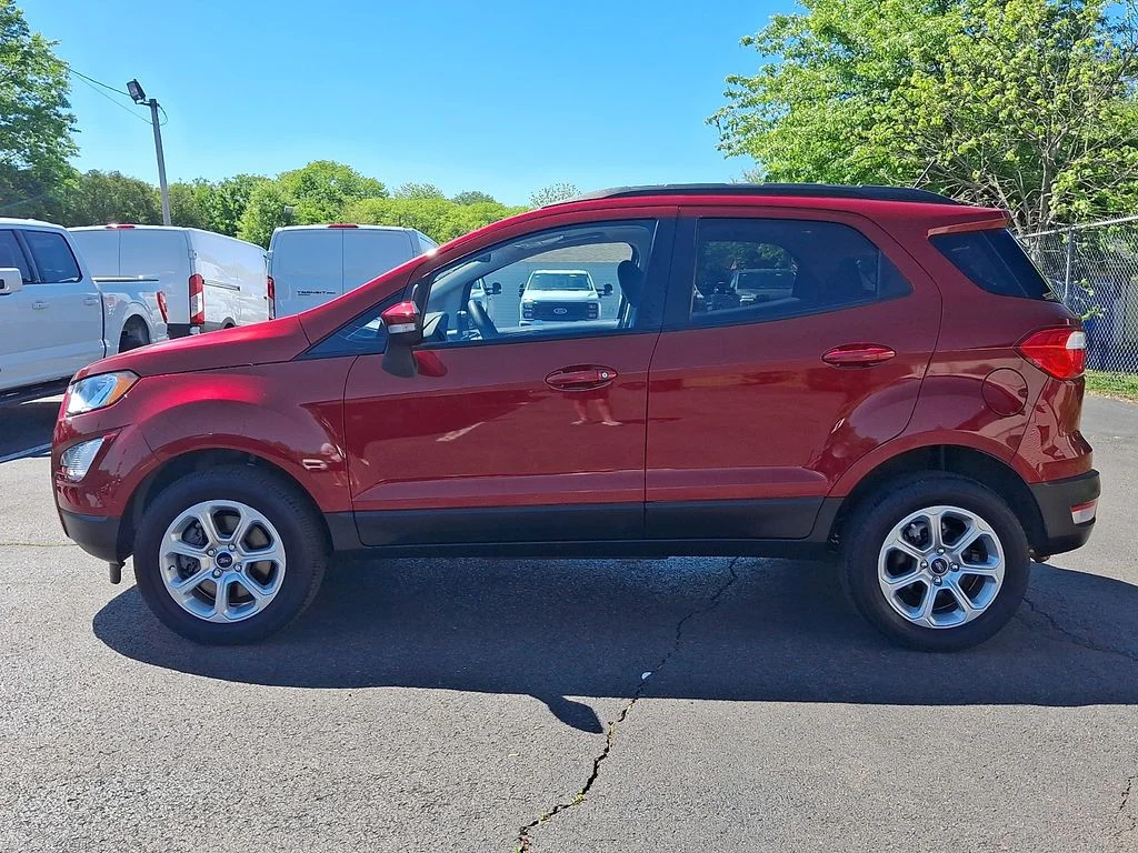 Used 2022 Red Ford SE image 4