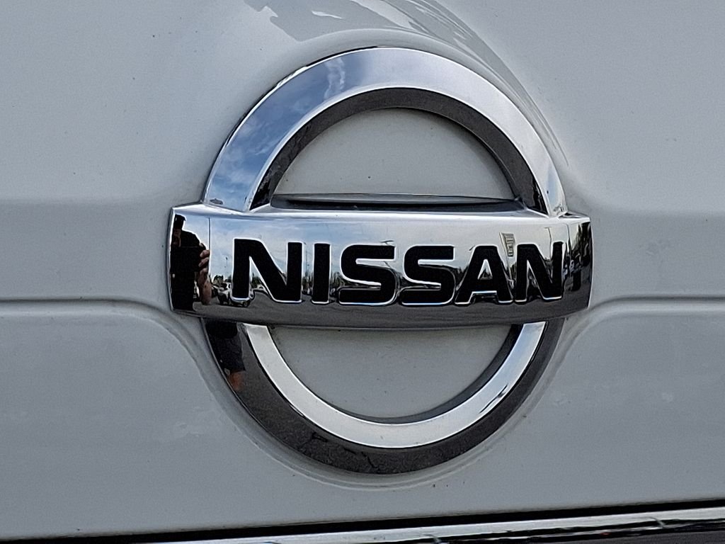 Used 2015 White Nissan S image 28