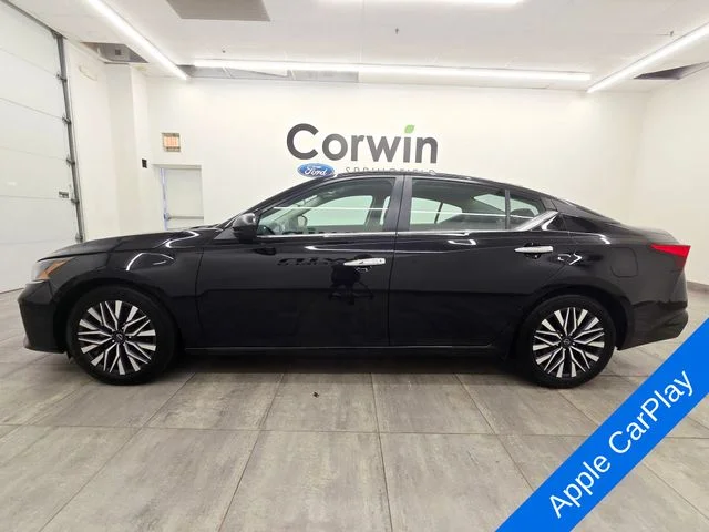 Used 2025 Super Black Clearcoat Nissan 2.5 SV image 2