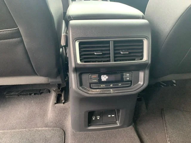 Used 2025  Volkswagen 2.0T SE w/Technology image 21