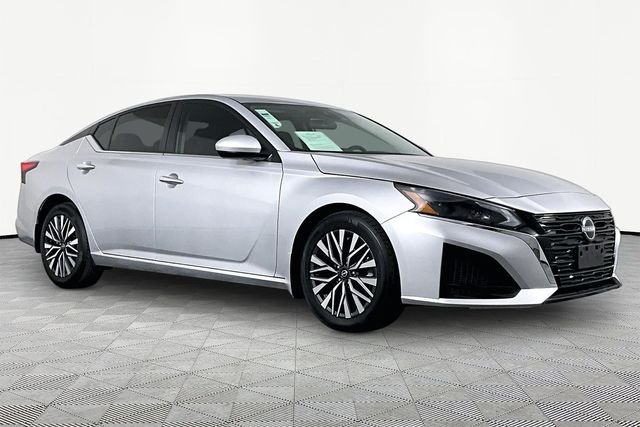 Used 2023 Silver Nissan 2.5 SV image 3