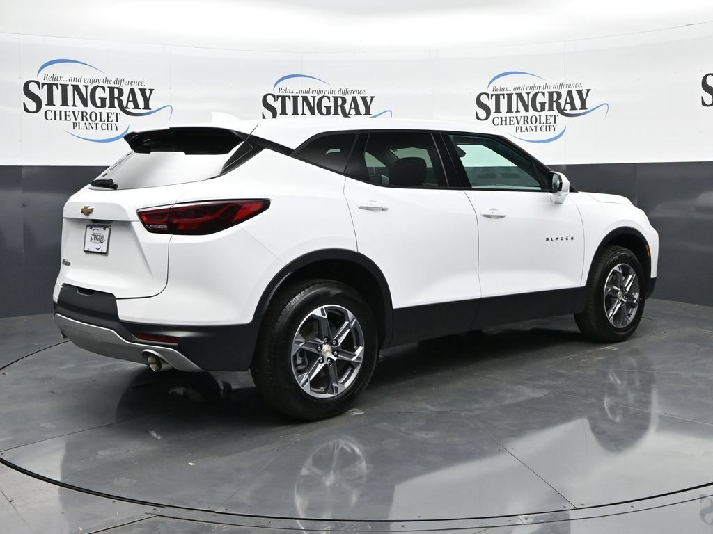 Used 2025 Summit White Chevrolet 2LT image 9