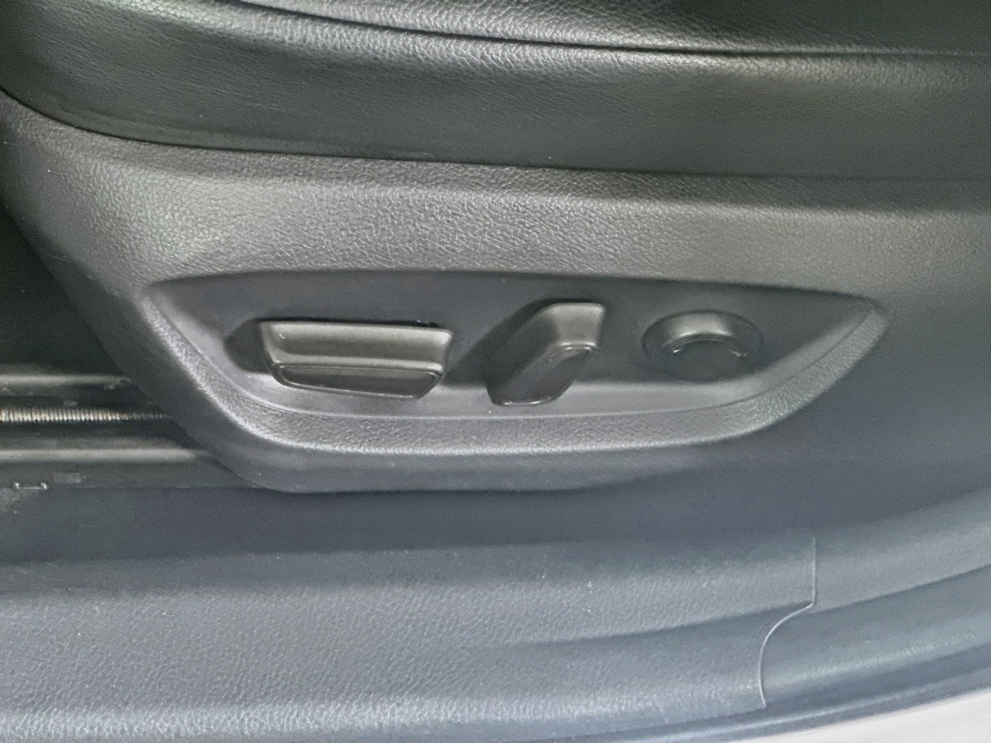 Used 2018 Super White Toyota SE image 13
