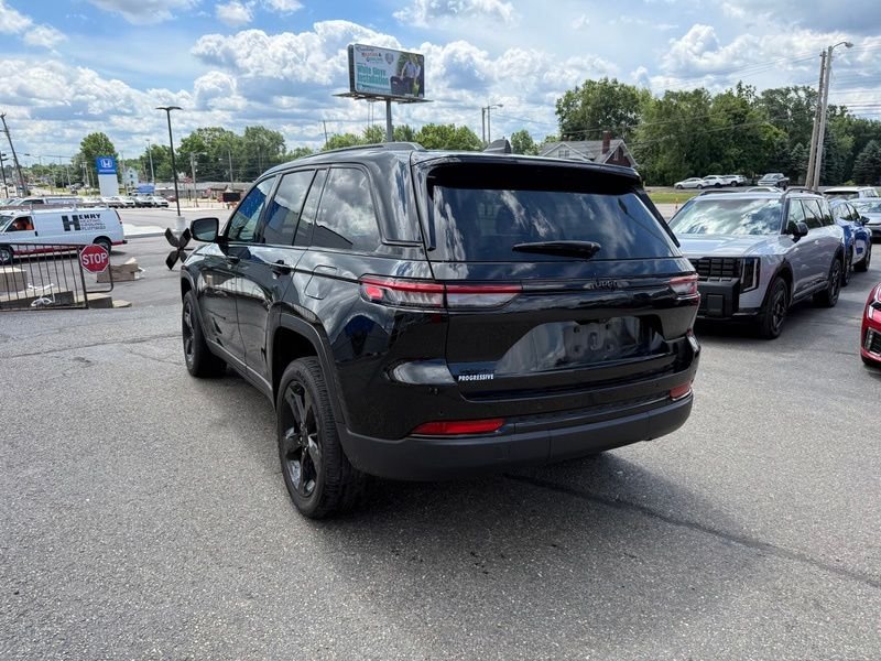Used 2024 Black Jeep Altitude image 6