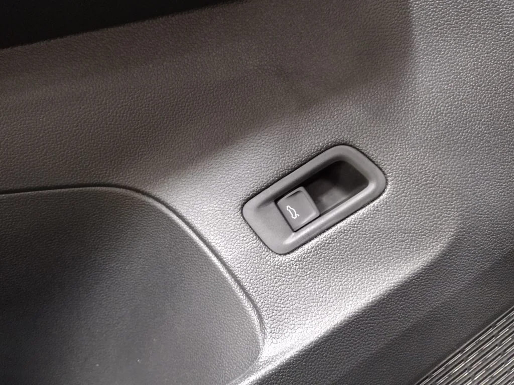 New 2026 Black Volkswagen 2.0T SE w/Technology image 22