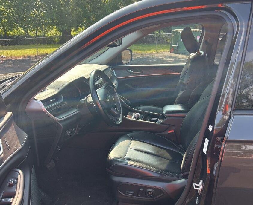 Used 2021 Rocky Mountain Pearlcoat Jeep Limited image 7