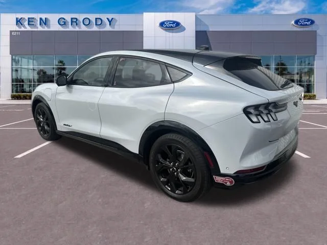 Used 2023 White Ford Premium image 6