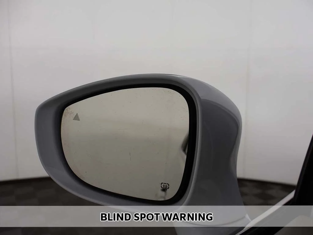 Used 2022 Bright White Clearcoat Chrysler Touring L image 4