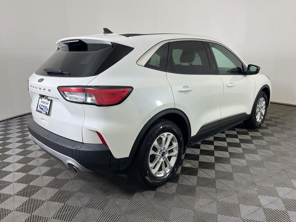 Used 2022 White Metallic Ford SE image 4
