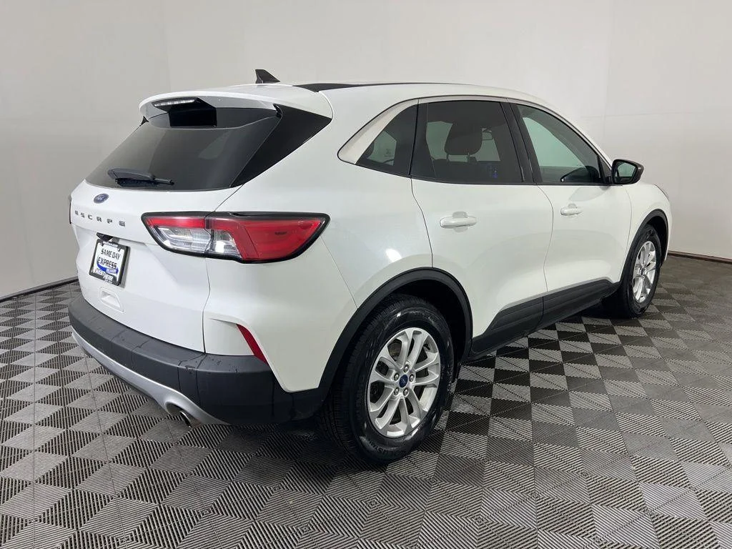 Used 2022 White Metallic Ford SE image 4
