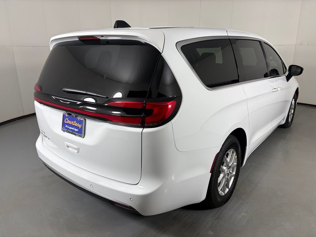 New 2027 Bright White Clear-Coat Paint Chrysler Select image 8