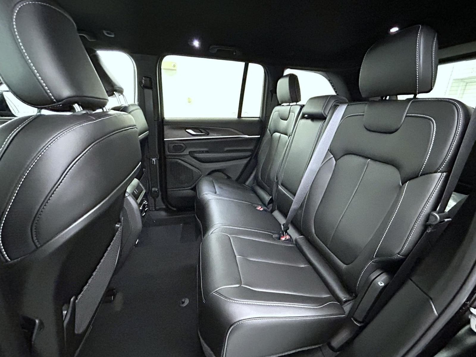 New 2026 Diamond Black Crystal Pearl-Coat Exterior Paint Jeep Limited image 19
