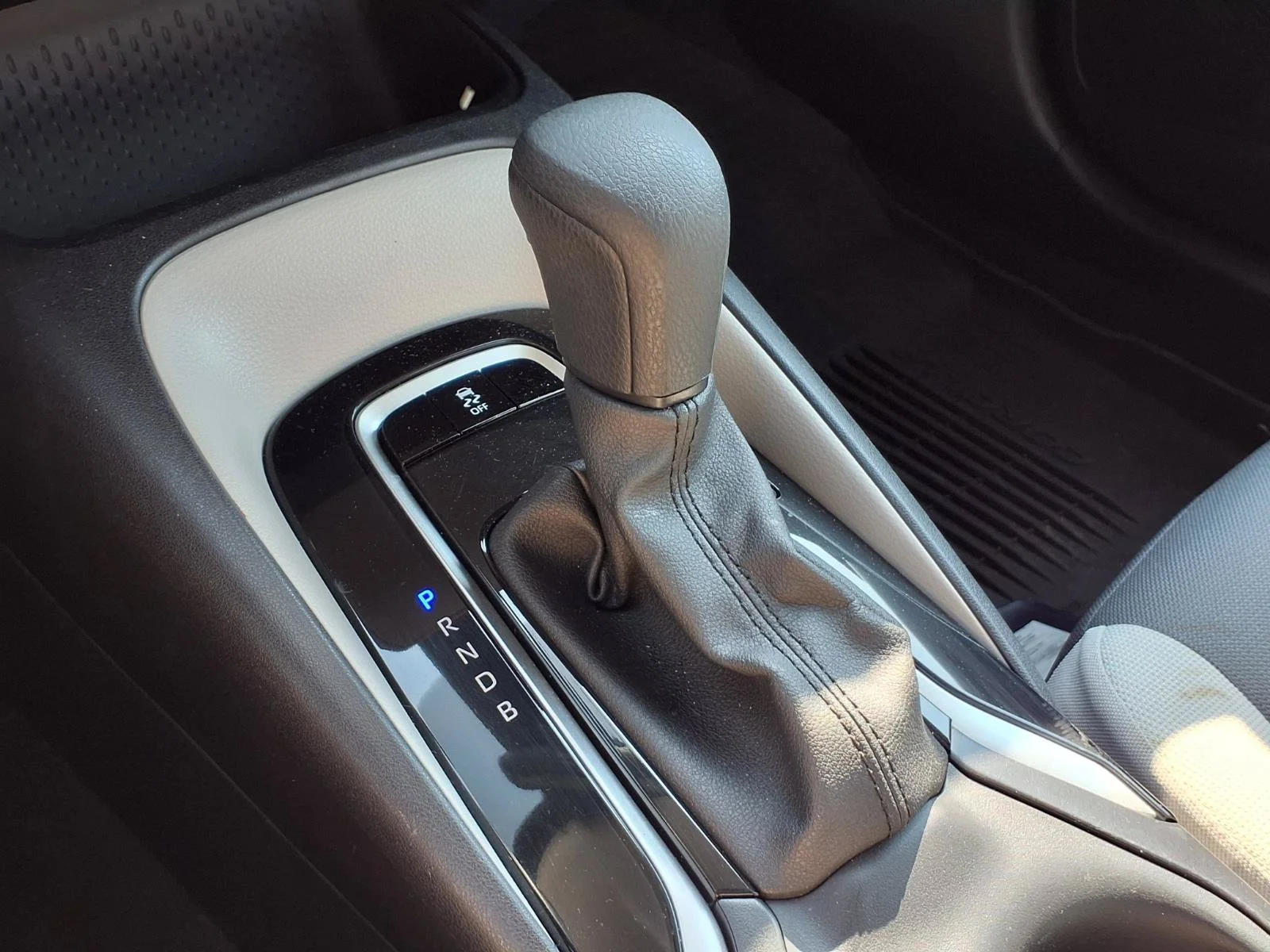 Certified Used 2025 Pearl Toyota LE image 13