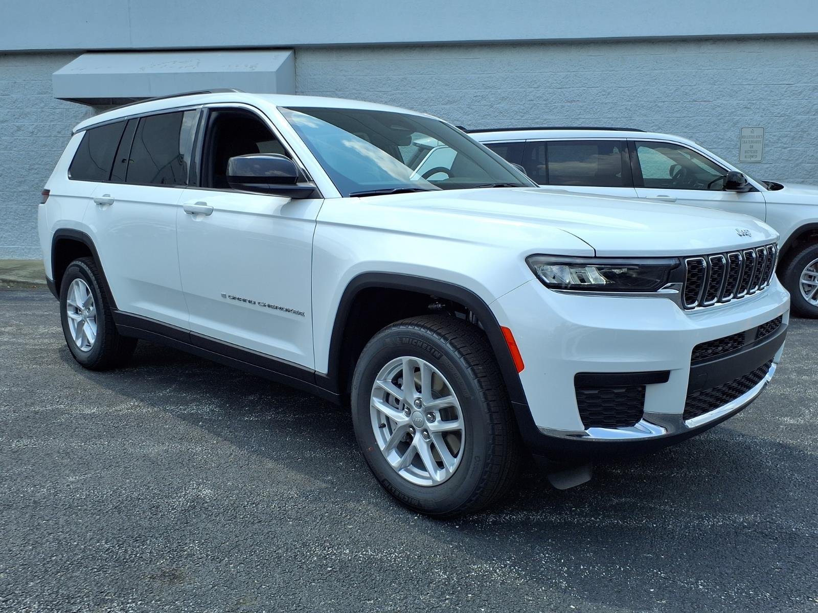 New 2026 Bright White Clear-Coat Exterior Paint Jeep Laredo X image 2