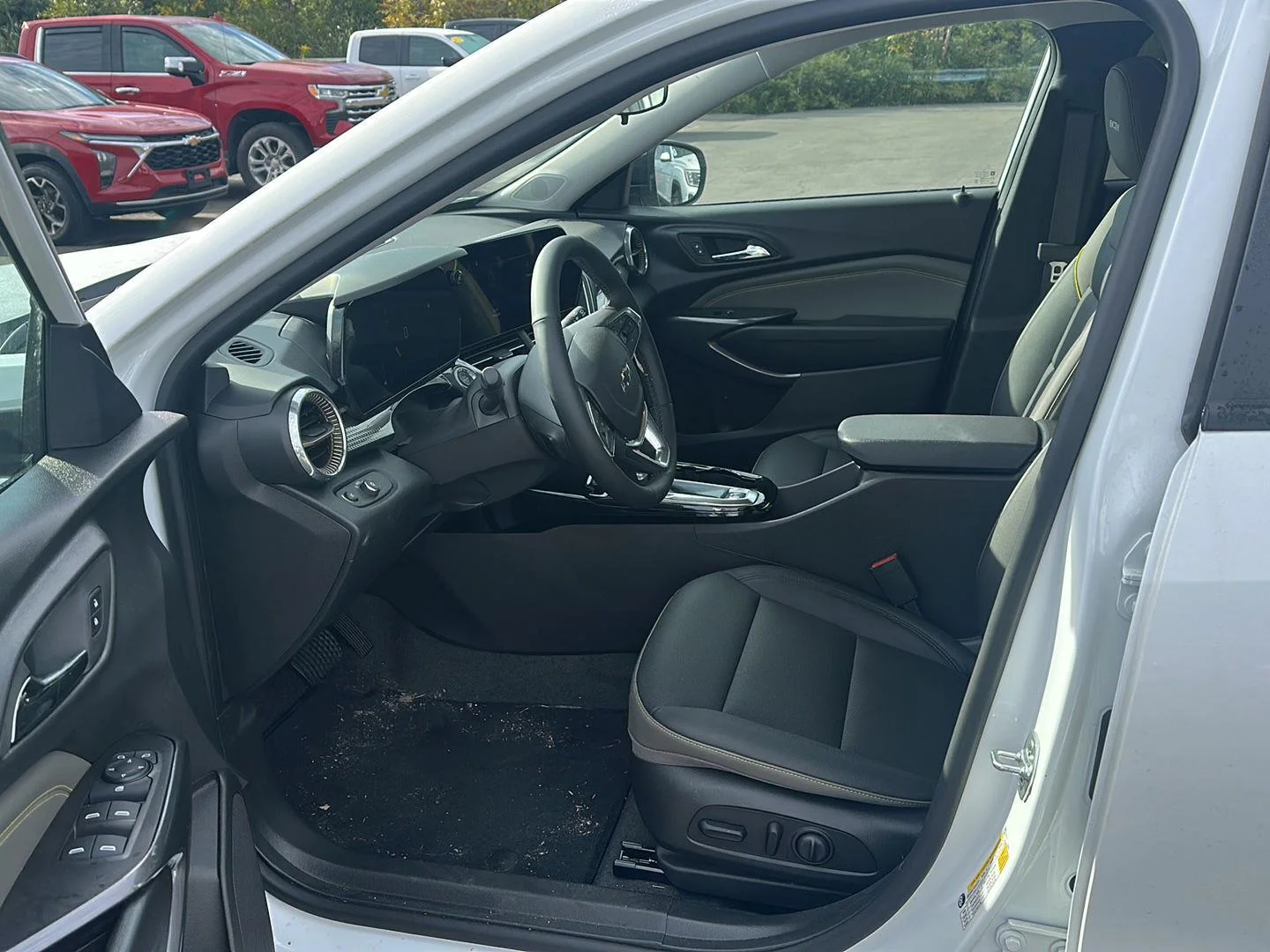 Used 2025 Summit White Chevrolet ACTIV image 7