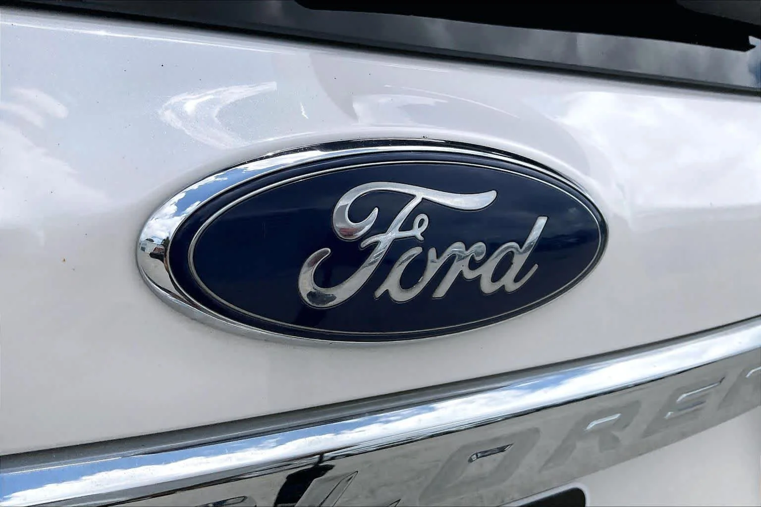 Used 2017 White Platinum Metallic Tri-Coat Ford Limited image 31