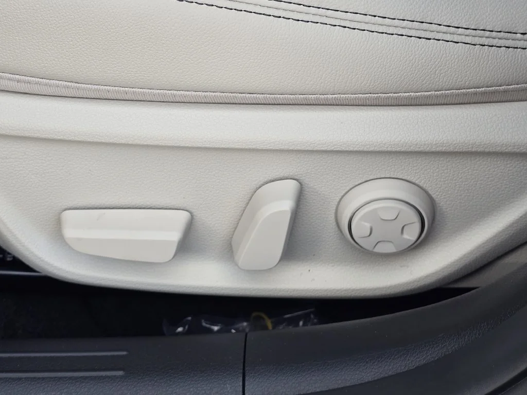 New 2027 White Genesis 2.5T image 16