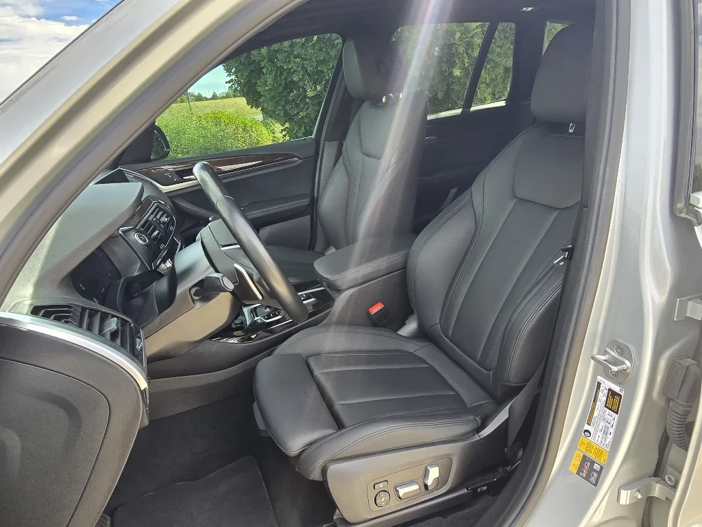 Used 2021 Glacier Silver Metallic BMW xDrive30e image 13