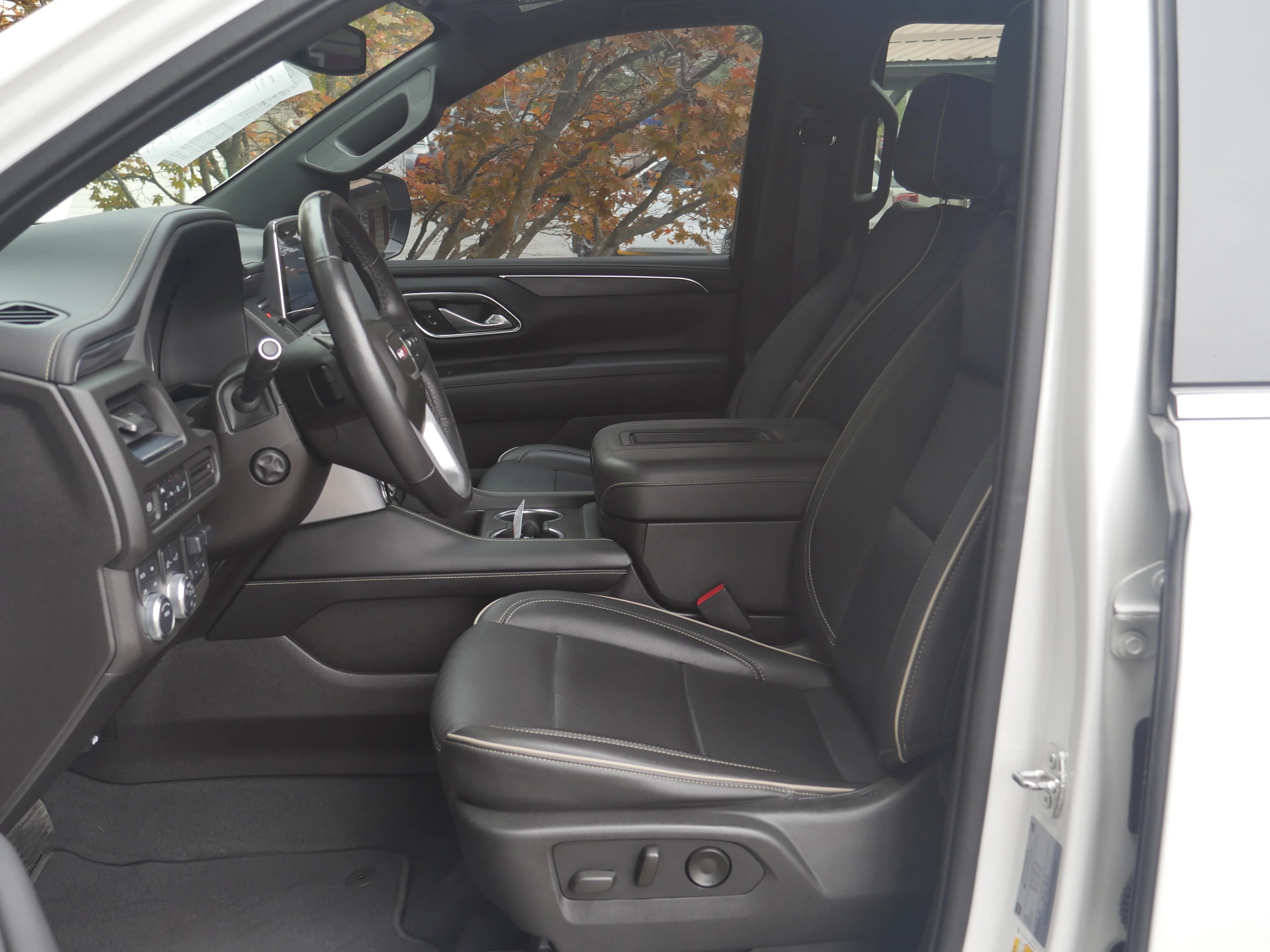 Used 2021 White Frost Tricoat GMC SLT image 3