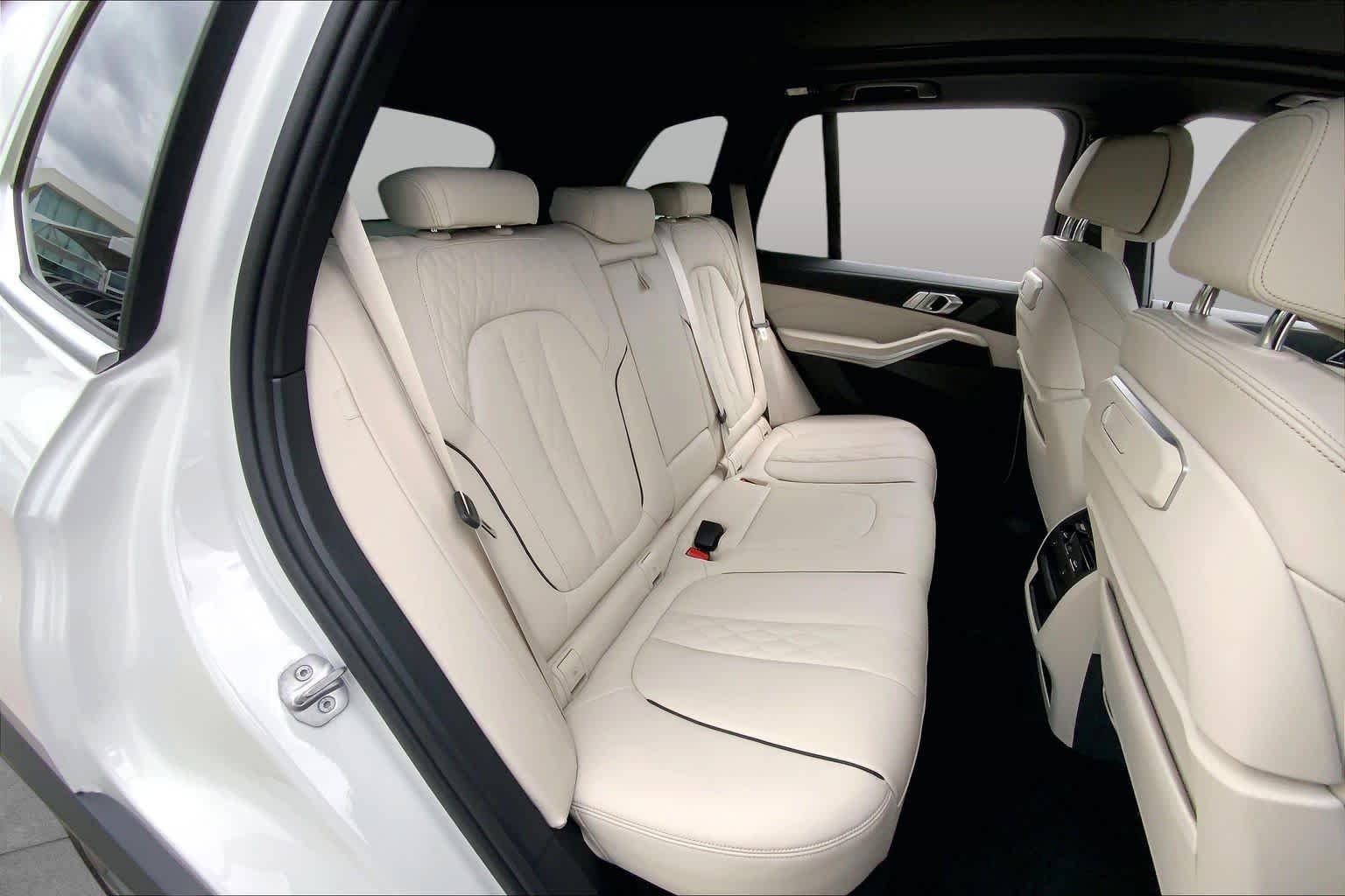 Used 2024 Mineral White Metallic BMW xDrive40i image 18