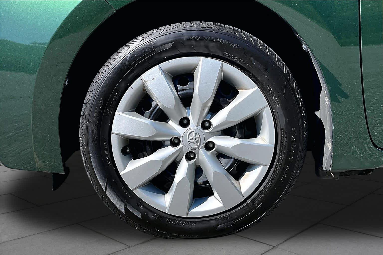 Used 2016 4Evergreen Metallic Toyota LE image 11