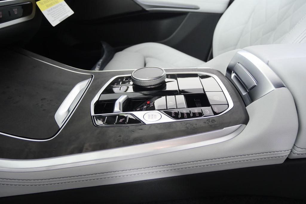 Used 2026 Mineral White Metallic BMW xDrive40i image 21