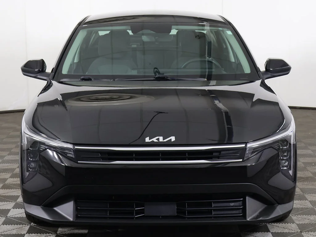 Used 2025 Black Kia LXS image 9
