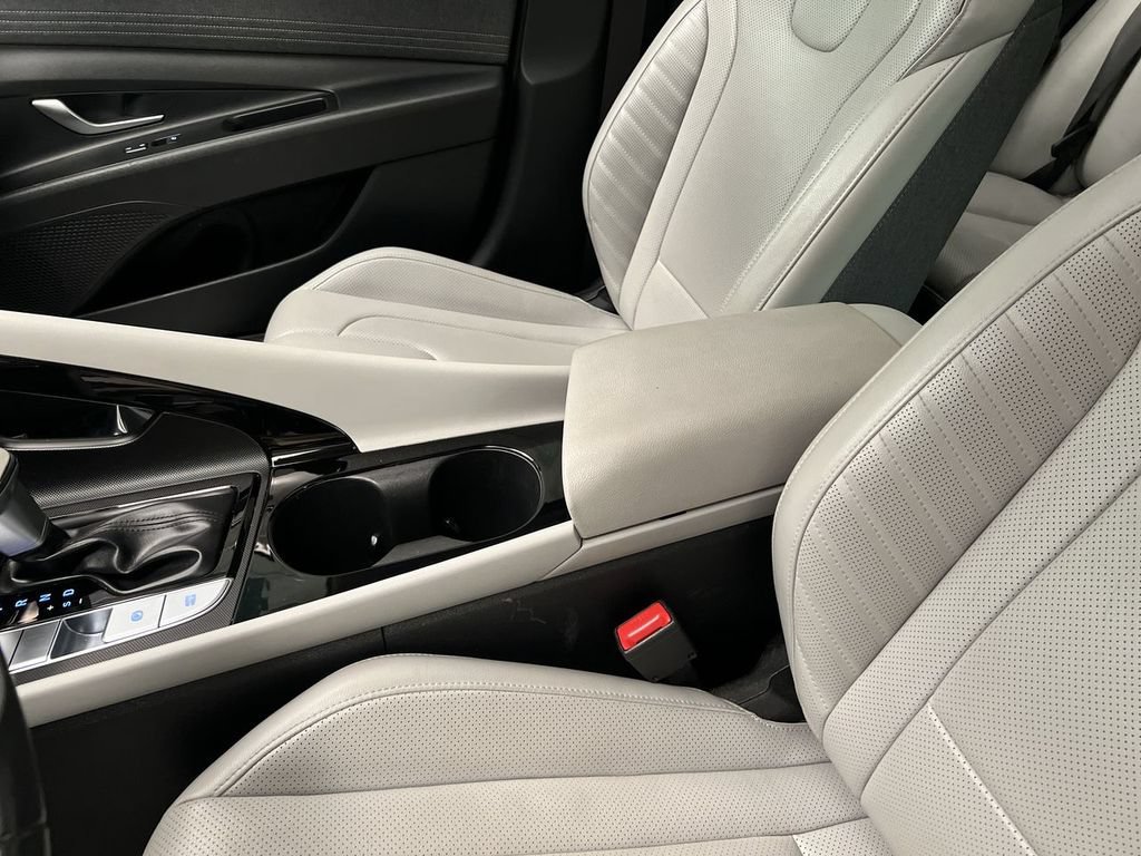 2025 Hyundai Elantra Limited - Photo 20
