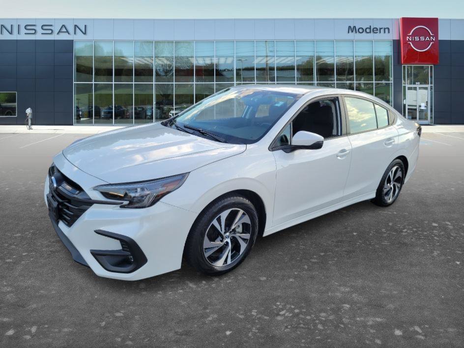 Used 2025 Crystal White Pearl Subaru Premium image 1